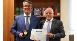 A imagem mostra, à esquerda, o vice-presidente e corregedor regional eleitoral do TRE-RJ, desemb...