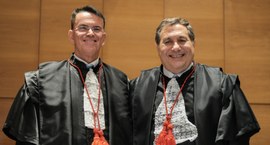 A imagem mostra o desembargador Peterson Barroso Simão e desembargador Claudio de Mello Tavares,...