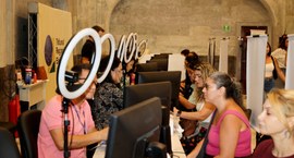 Guichês de atendimento no Grande Hall do Palácio da Democracia; sete pessoas estão sentadas, sen...