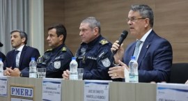 Foto do presidente do TRE-RJ, desembargador Claudio de Mello Tavares, sentado à mesa, de terno, ...