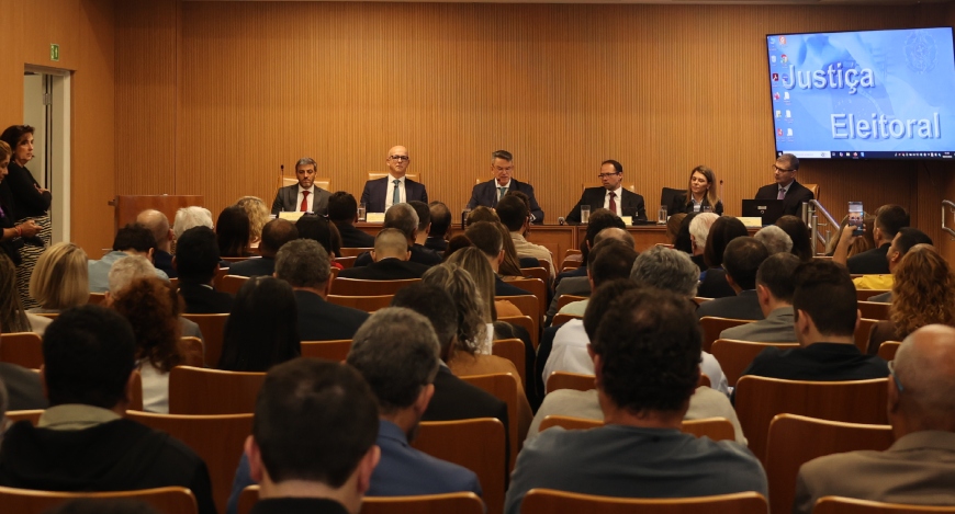 No auditório do Palácio da Democracia, reunião com os representantes de partidos políticos. À fr...