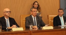 O desembargador Claudio de Mello Tavares, presidente do TRE-RJ, está no centro da foto. À esquer...