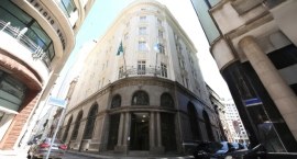Foto da fachada do Palácio da Democracia, com grandes janelas arqueadas no térreo e detalhes orn...