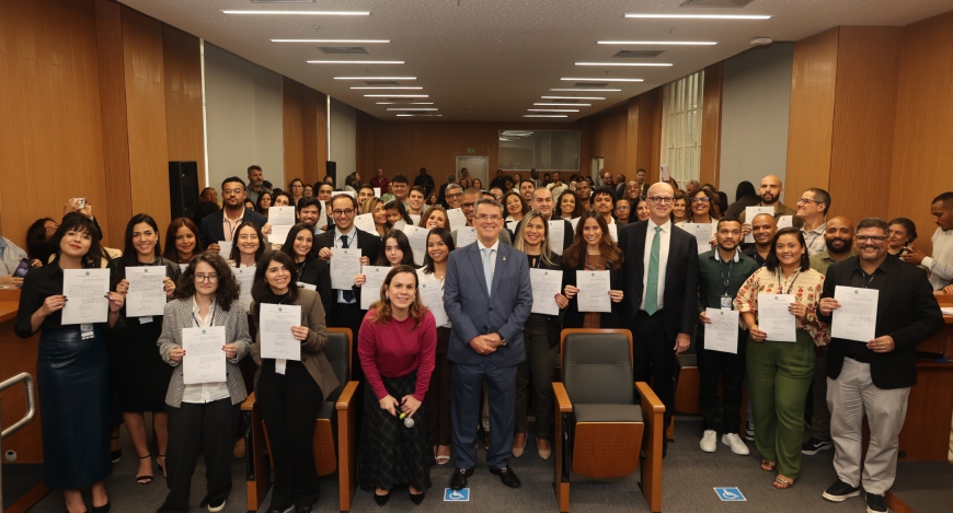 Mais de 40 empossados, alguns servidores antigos e o presidente e o vice-presidente estão no aud...