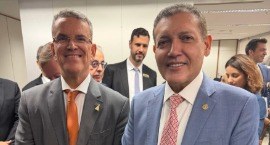 Foto do presidente do TRE-RJ, desembargador Claudio de Mello Tavares, e ministro Nunes Marques.