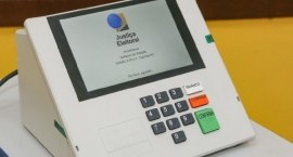 Urna eletrônica em cima de uma mesa