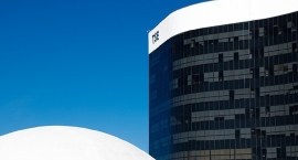 Foto da fachada do edifício-sede do Tribunal Superior Eleitoral (TSE), em Brasília. À esquerda, ...