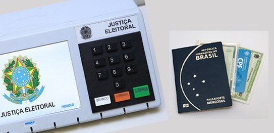 Foto de uma urna eletrônica. Do lado direito da urna, há um passaporte, uma carteira de identida...