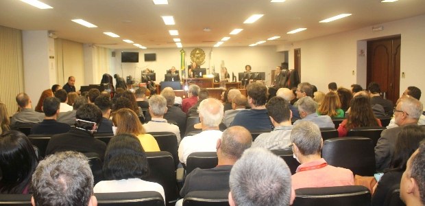 Plenário do TRE-RJ com representantes de partidos e emissoras de tv e rádio. Elas e eles estão s...