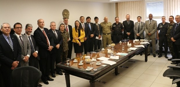 Gabinete Extraordinário de Segurança Institucional realiza reunião inaugural As autoridades que participaram da reunião posaram para a foto oficial no Gabinete da Presidênci...