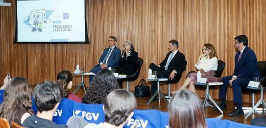 Participantes do evento estão sentados, um ao lado do outro; (da esq. p dir.): presidente do TRE...