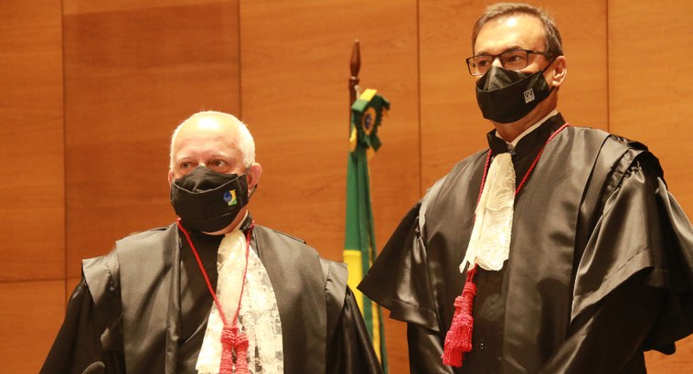 Por aclamação, desembargador Cláudio Luís Braga dell'Orto é eleito presidente do TRE-RJ - 15.03.2021 O desembargador Cláudio Luís Braga dell’Orto, ao lado do desembargador Elton Martinez Carvalho ...