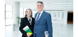 Ministra do STF Cármen Lúcia (à esq.) posa ao lado do presidente do TRE-RJ, desembargador Claudi...
