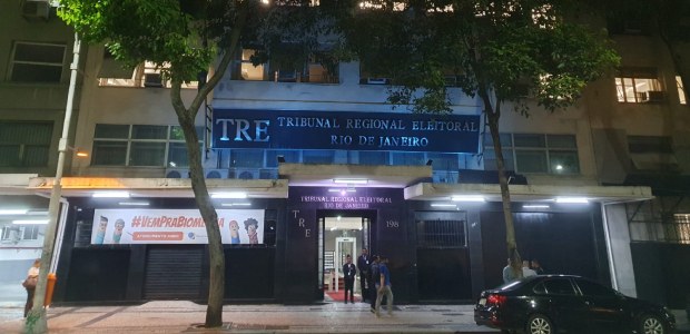 Fachada do TRE-RJ iluminada na cor azul