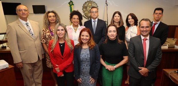 Foto posada das participantes com o presidente do TRE-RJ, o vice-presidente e corregedor regiona...