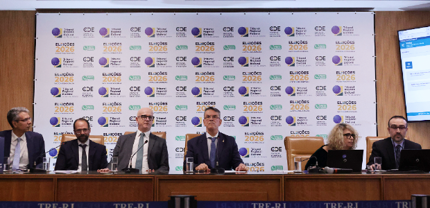 A foto registra uma sessão institucional do Tribunal Regional Eleitoral do Rio de Janeiro (TRE-R...