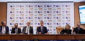 A foto registra uma sessão institucional do Tribunal Regional Eleitoral do Rio de Janeiro (TRE-R...