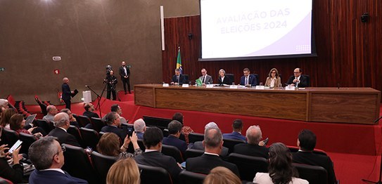 Descrição da imagem: No Tribunal Superior Eleitoral (TSE), a presidente e ministra Carmen Lúcia ...