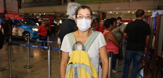 Foto posada da eleitora Marlene Belicio. Ela é uma mulher branca, de cabelos escuros, usa óculos...