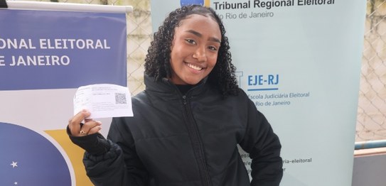 A estudante Yasmin, de 17 anos, aproveitou a ação do TRE-RJ para tirar o primeiro título