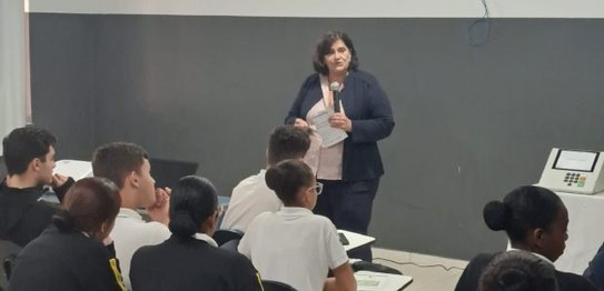 A juíza Cristina Sodré Chaves, da 34ª Zona Eleitoral, conduziu as atividades do programa em Sant...