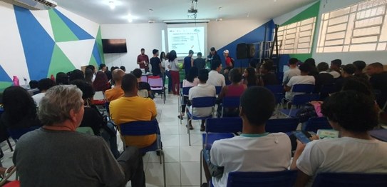 A juíza Daniella Correia, da 63ª Zona Eleitoral, também palestrou para 98 estudantes do Colégio Servulo Mello, em Silva Jardim A juíza Daniella Correia, da 63ª Zona Eleitoral, também palestrou para 98 estudantes do Colégio ...