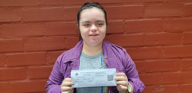Acompanhada do pai, a estudante Giulia Siciliano, de 19 anos, aproveitou a ação para tirar seu p...