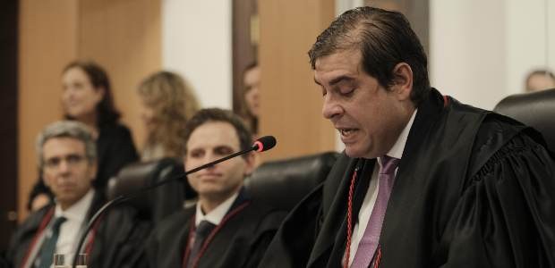 Advogado Paulo Cesar Salomão toma posse como membro do Colegiado do TRE-RJ Advogado Paulo Cesar Salomão discursa ao microfone; ele está sentado, e veste toga; ao lado memb...