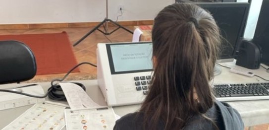 Alunos do Colégio Estadual Conde de Nova Friburgo observam a urna eletrônica
