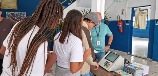 Alunos do Colégio Estadual Conde de Nova Friburgo observam a urna eletrônica