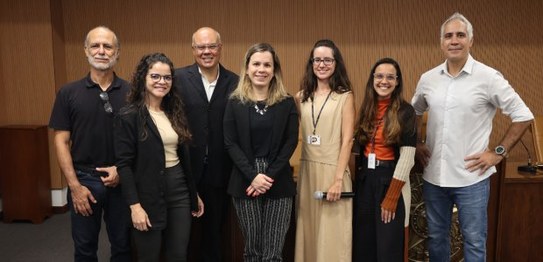 foto posada da diretora-geral do TRE-RJ, Eline Iris, mulher branca e cabelos claros, com o grupo...