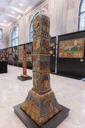 Imagem mostra o Grande Hall do Palácio da Democracia com diversas pinturas coloridas expostas em...