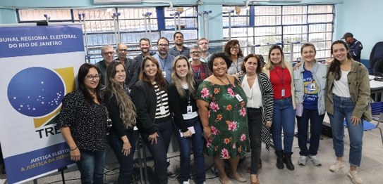 Desembargadora do TJRJ Flávia Romano de Rezende (primeira da esquerda para direita) e o juiz sub...