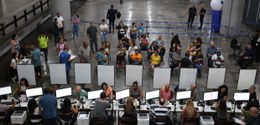A imagem mostra a área da estação de metrô da Carioca onde foram montados dez guichês de atendim...