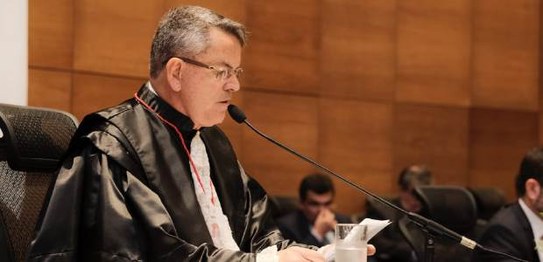 Desembargador Claudio de Mello Tavares assina termo de posse; ao lado o desembargadro Fernando C...