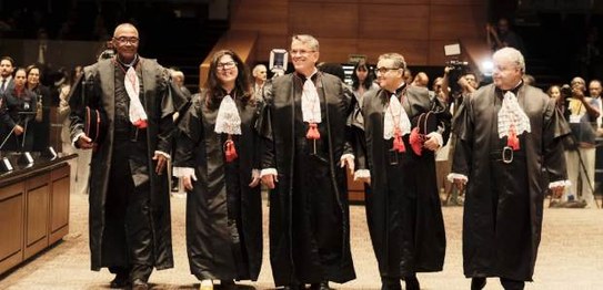 Desembargador Claudio de Mello Tavares assina termo de posse; ao lado o desembargadro Fernando C...