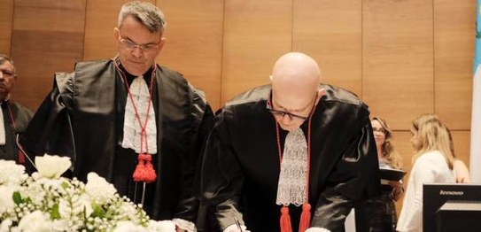 Desembargador Claudio de Mello Tavares assina termo de posse; ao lado o desembargadro Fernando C...
