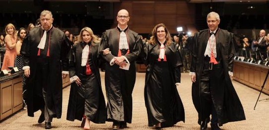 Desembargador Claudio de Mello Tavares assina termo de posse; ao lado o desembargadro Fernando C...