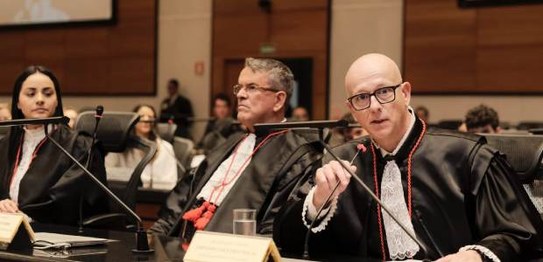 Desembargador Claudio de Mello Tavares assina termo de posse; ao lado o desembargadro Fernando C...