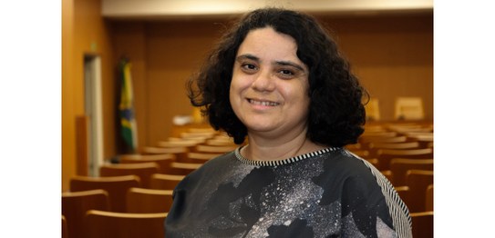 foto posada da servidora Claudeci de Oliveira, mulher branca, cabelo preto, curto e encaracolado...