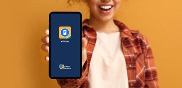 Coleta de biometria na Justiça Eleitoral é exclusiva para brasileiros(as) a partir dos 15 anos Pessoa sorridente, de cabelos cacheados presos, veste camiseta branca e camisa xadrez aberta em ...