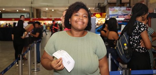 Foto posada da eleitora Marlene Belicio. Ela é uma mulher branca, de cabelos escuros, usa óculos...
