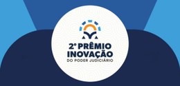 Logotipo do 2º Prêmio Inovação do Poder Judiciário, em destaque dentro de um círculo branco, com...