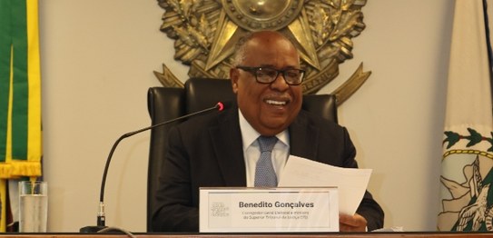 Presidente do TRE-RJ, desembargador Elton Leme (no centro); o vice-presidente do TRE-RJ, desemba...