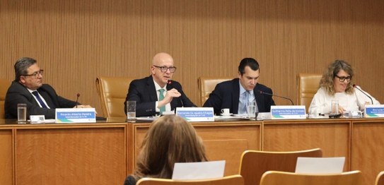 foto posada no interior de uma sala: (da esq. p dir.) diretor da Emerj e ex-presidente do TRE-RJ...