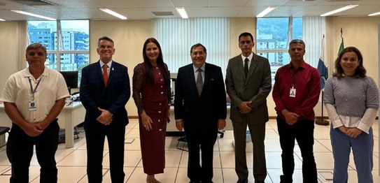 foto posada numa sala de cartório, com estantes metálicas; (da esq.p dir.) juiz Marcio Olmo Card...