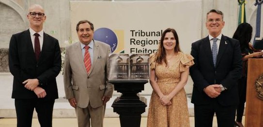 foto posada de (da esq. p/dir.): desembargador eleito para o TRE-RJ Fernando Chagas; presidente ...