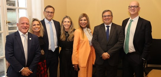 foto posada no interior de uma sala: (da esq. p dir.) diretor da Emerj e ex-presidente do TRE-RJ...