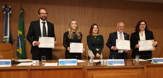 foto posada no interior de uma sala: (da esq. p dir.) diretor da Emerj e ex-presidente do TRE-RJ...