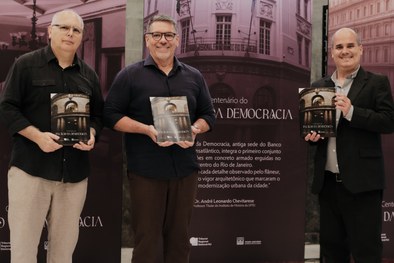 foto posada de (da esq. p/dir.): desembargador eleito para o TRE-RJ Fernando Chagas; presidente ...